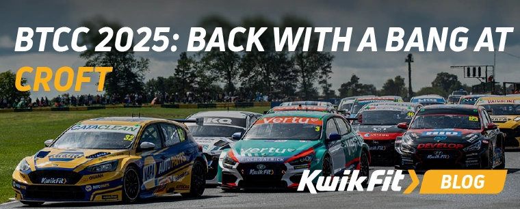 The grid piles into turn one at the start of the race